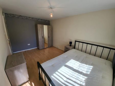 4 bedroom semi-detached house to rent - Photo 5