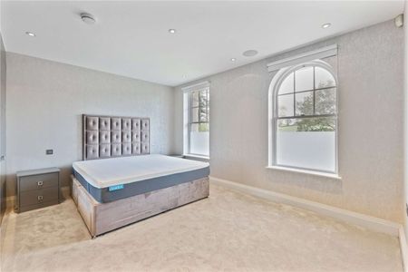 A beautifully presented and luxurious three bedroom apartment overlooking Hadley Wood Golf Course with secure underground parking. - Photo 3