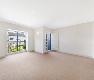 Stylish Terrace-Style Townhouse with Double Garage & Loft Retreat - Photo 5