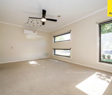 SPACIOUS FAMILY HOME WITH THEATRE & MULTIPLE LIVING AREAS - Photo 4