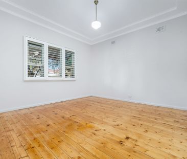 Family House with Timber Flooring on A Quiet Street for rent - Photo 4