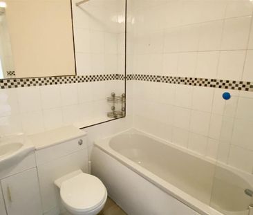 2 bedroom mews to rent - Photo 2