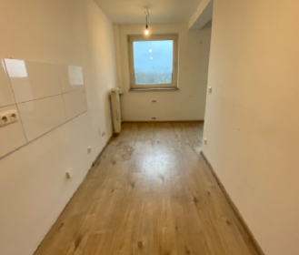 Demnächst frei! Moderne 2-Zimmer-Wohnung in Duisburg Röttgersbach - mit neuem Laminat - Photo 1