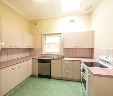 THREE BEDROOM ART DECO HOME - Photo 5