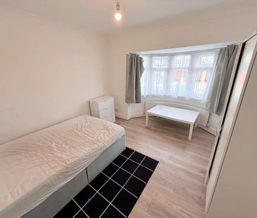 1 bedroom in a house share to rent - Photo 4
