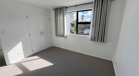 Room for rent in modern 4BR Townhouse in Te Atatu! - Photo 5