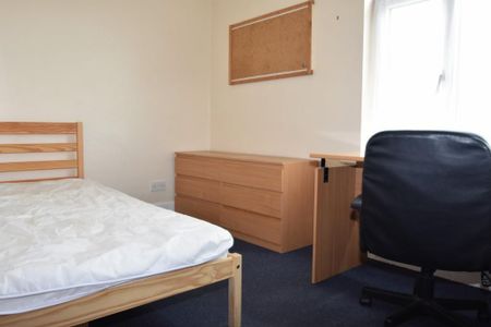 4 bedroom terraced house to rent - Photo 5