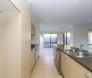 Neat & spacious 3 bedroom with 2 living spaces - Photo 6