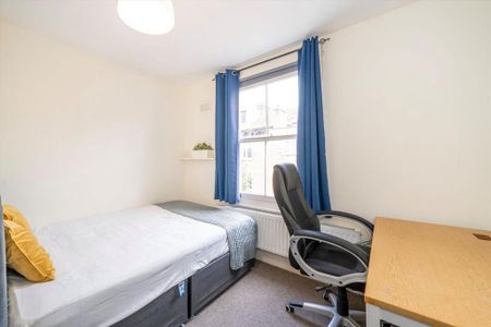 3 bedroom flat to rent - Photo 3