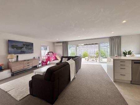 Modern Aramoho home - Photo 2