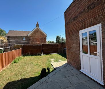 2 bed end of terrace house to rent in The Common, High Wycombe, HP14 - Photo 3