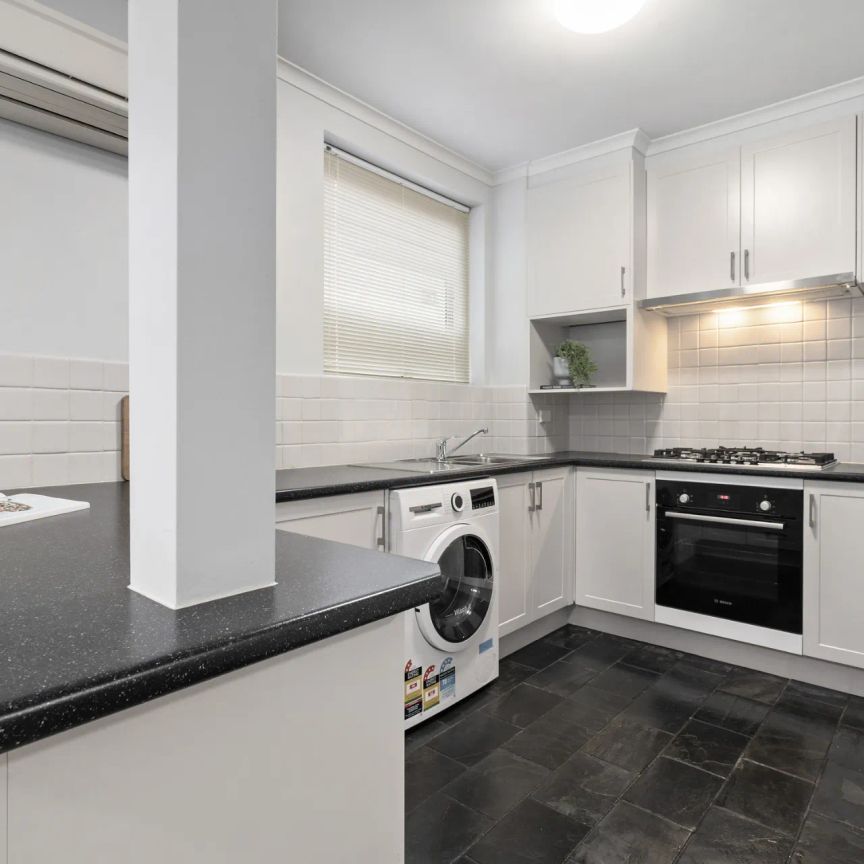 Bright and Modern Apartment Next to Fawkner Park! - Photo 1
