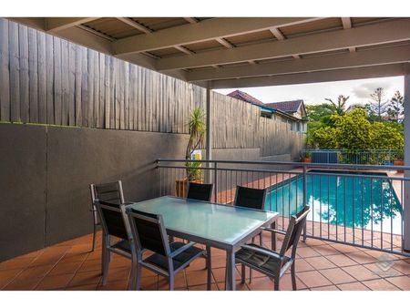 FULLY FURNISHED - Bright and Breezy in the heart of Toowong - Photo 4