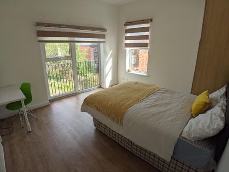 3 bedroom flat to rent - Photo 4