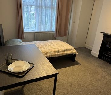 Room in a Shared House, Burgess Road, SO16 - Photo 6
