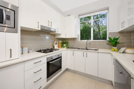 Leafy two bedroom apartment in whisper quiet location - Photo 4