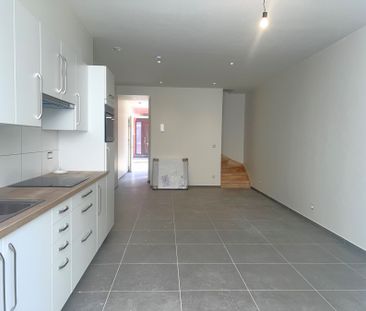 Volledig gerenoveerde woning met 3 slaapkamers en koer. - Photo 2