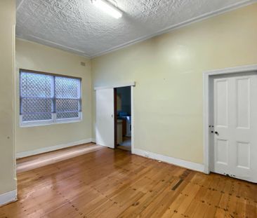 Charming 2-Bedroom Home in the Heart of Leichhardt! - Photo 2