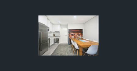 Stunning One Bedroom Apartment with Spacious Private Courtyard - Photo 2