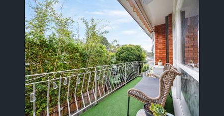 Stylish Coastal Apartment in Prime Mona Vale Location - Photo 4