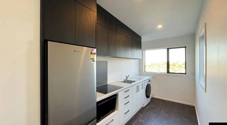 Modern 1-Bedroom Apartment with Balcony Views - Photo 2