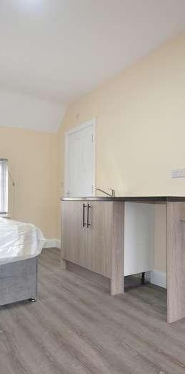 Worple Avenue, Staines-upon-thames, TW18 - Photo 1