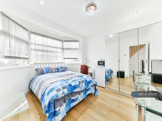 1 bedroom in a house share to rent - Photo 1