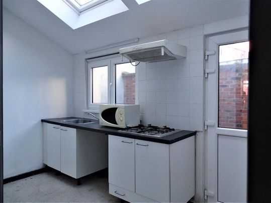 Gezellige en ruime rijwoning met 3 slaapkamers op toplocatie! - Photo 1