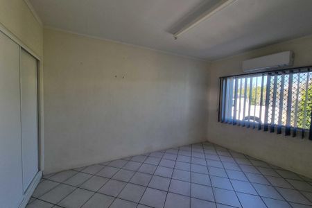 TWO BEDROOM TWO BATHROOM UNIT - CLOSE TO TOWN! - Photo 3