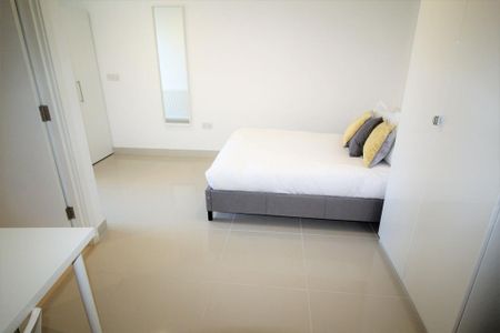 3 bedroom flat to rent - Photo 4