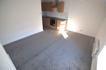 To Let 2 Bed Flat - Photo 5