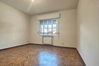 Zona stadio: Ampio appartamento non arredato con 3 camere e doppi servizi.