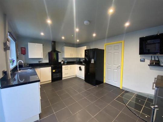 1 bedroom in a house share to rent - Photo 1