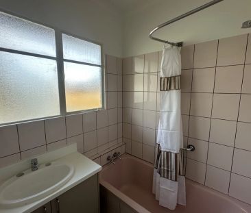 Beautifully updated and comfortable home - Photo 3