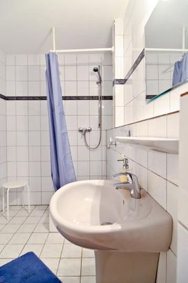 Moderne, voll möblierte 2-Zimmerwohnung mit Balkon - Photo 1