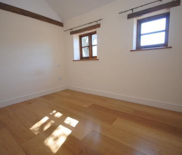 2 bedroom barn conversion to rent - Photo 1