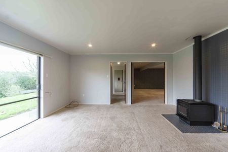 Spacious 6-Bedroom Home with Lifestyle Setting - Minutes from Hamilton Airport - Photo 3