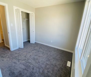 3 Bedroom 2.5 Bathroom in Charlesworth - SF81 - Photo 2