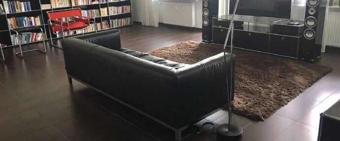 Möblierte renovierte Wohnung mit Pkw-Einstellplatz - Foto 1