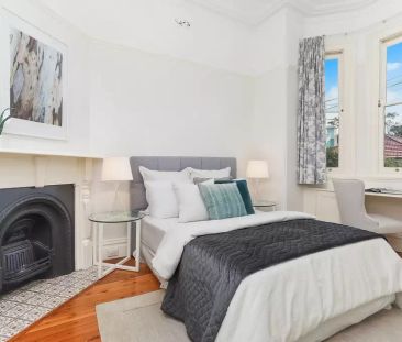 Charming Victorian Haven with Style - Photo 4