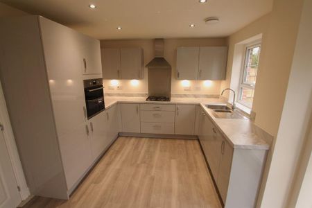 4 bedroom detached house to rent - Photo 3