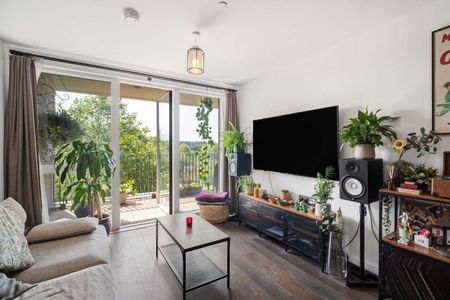 Immaculately presented three bedroom apartment with a large balcony. - Photo 3