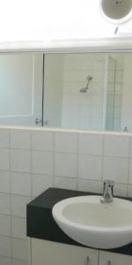 Convenient Ground Floor Two Bedroom Apartment - Photo 3