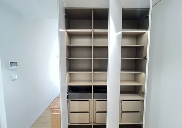 Apartamento T1 mobilado em Miraflores com Vista de Rio, a estrear