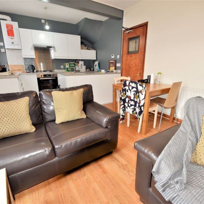 3 bedroom House in Hessle Walk, Leeds - Photo 1