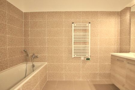 Location Appartement 3 pièces 60m² MARSEILLE 9ème - Photo 4