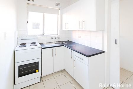 Well Presented 2 Bedroom Unit in a Central Location! - Photo 4