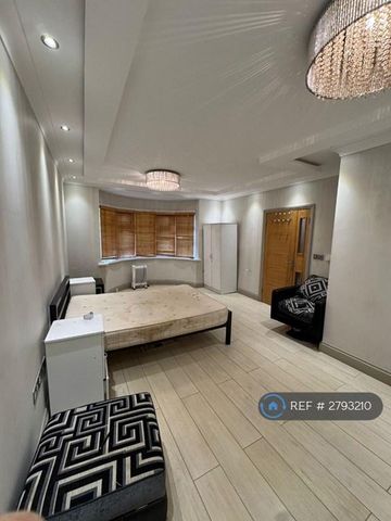 1 bedroom in a house share to rent - Photo 2