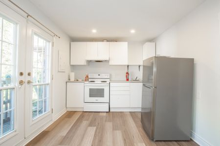 **ALL INCLUSIVE** 2 Bedroom Upper Unit in Hamilton!! - Photo 5