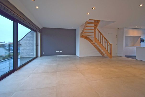 RUIM EIGENTIJDS DUPLEX APPARTEMENT MET RUIME TERRASSEN - Photo 1